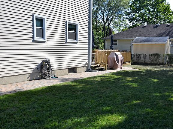Patio/Walkway to Deck