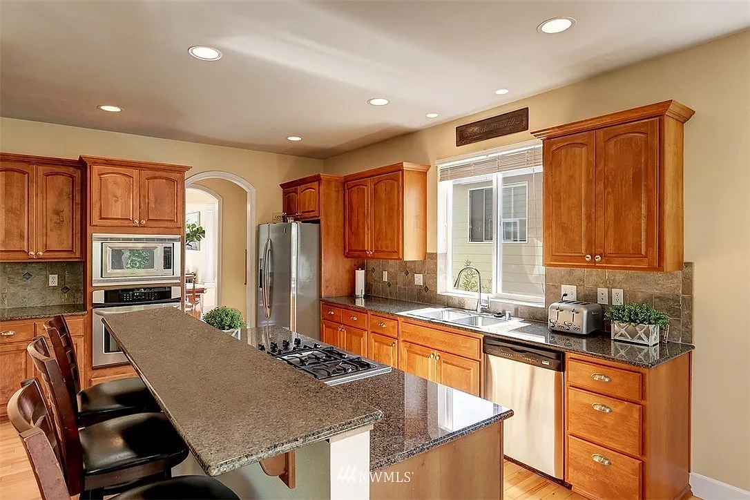 5 bed, 3259 sqft, $4,800 — Photo 3