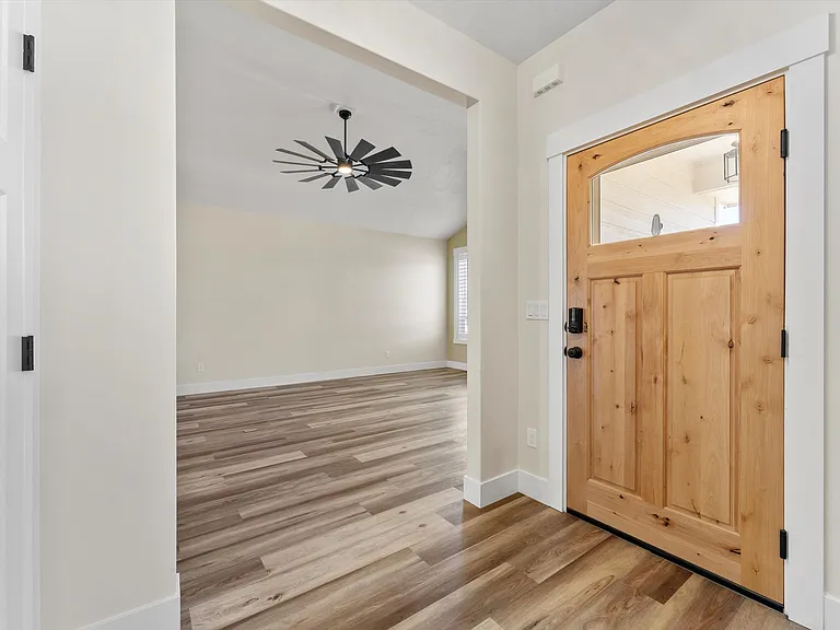 1065 SW Camille Dr — Photo 5