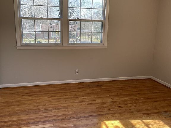 3rd image of 194 W Meadow Dr