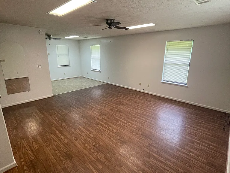 2689 Lee Road 249 — Photo 3