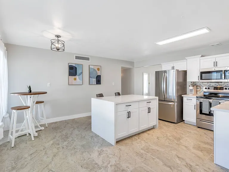 2124 E Hillery Dr — Photo 21
