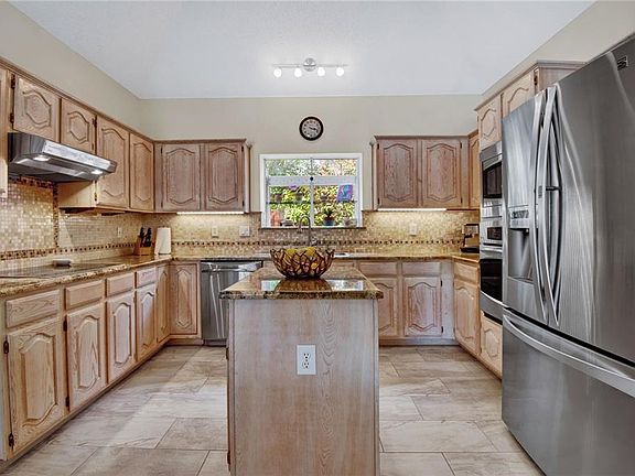 4th image of 725 Pine Lakes Dr