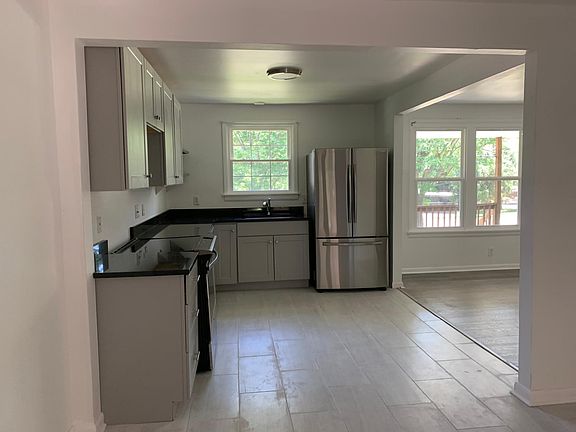 4th image of 1921 Berkshire Dr #B