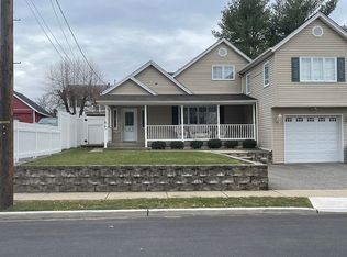 12 Garden St, Saddle Brook, NJ 07663