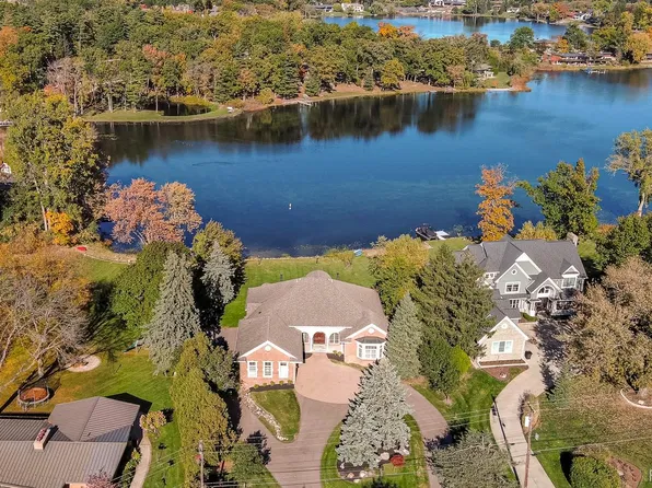 1616 Apple Ln, Bloomfield Hills, MI 48302