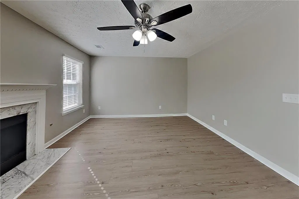 4 bed, 2.5 bath, 2437 sqft, $2,400 — Photo 2