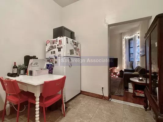 4th image of 215 W 106th St #1D