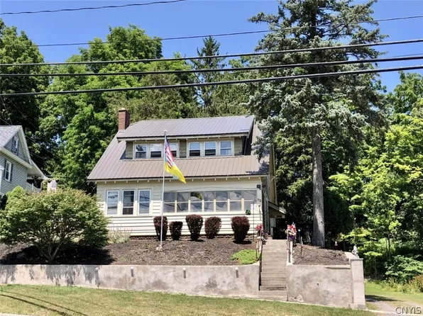 82 Genesee St, Camillus, NY 13031