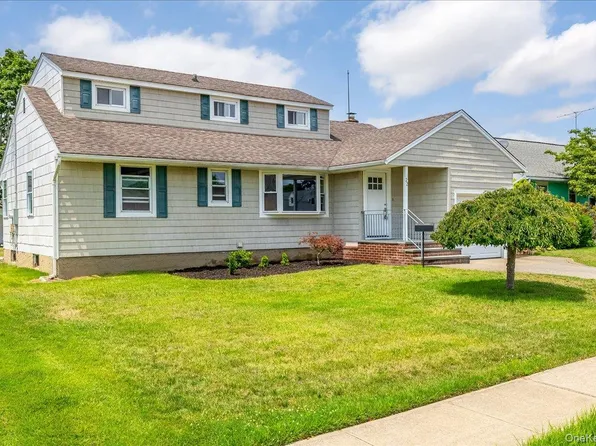 22 Scholl Drive, Farmingdale, NY 11735