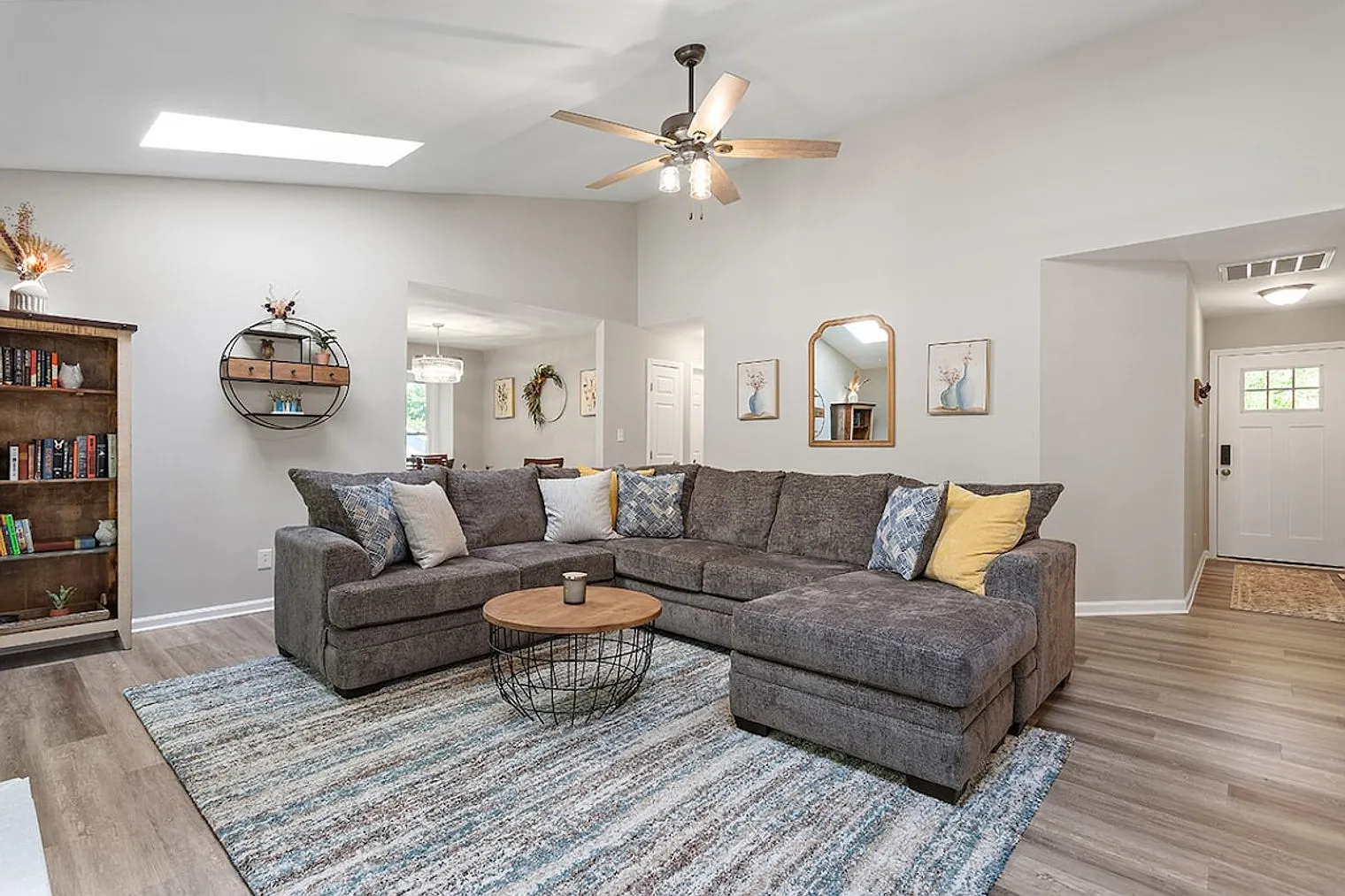 3 bed, 2.0 bath, 1356 sqft, $5,233 — Photo 4
