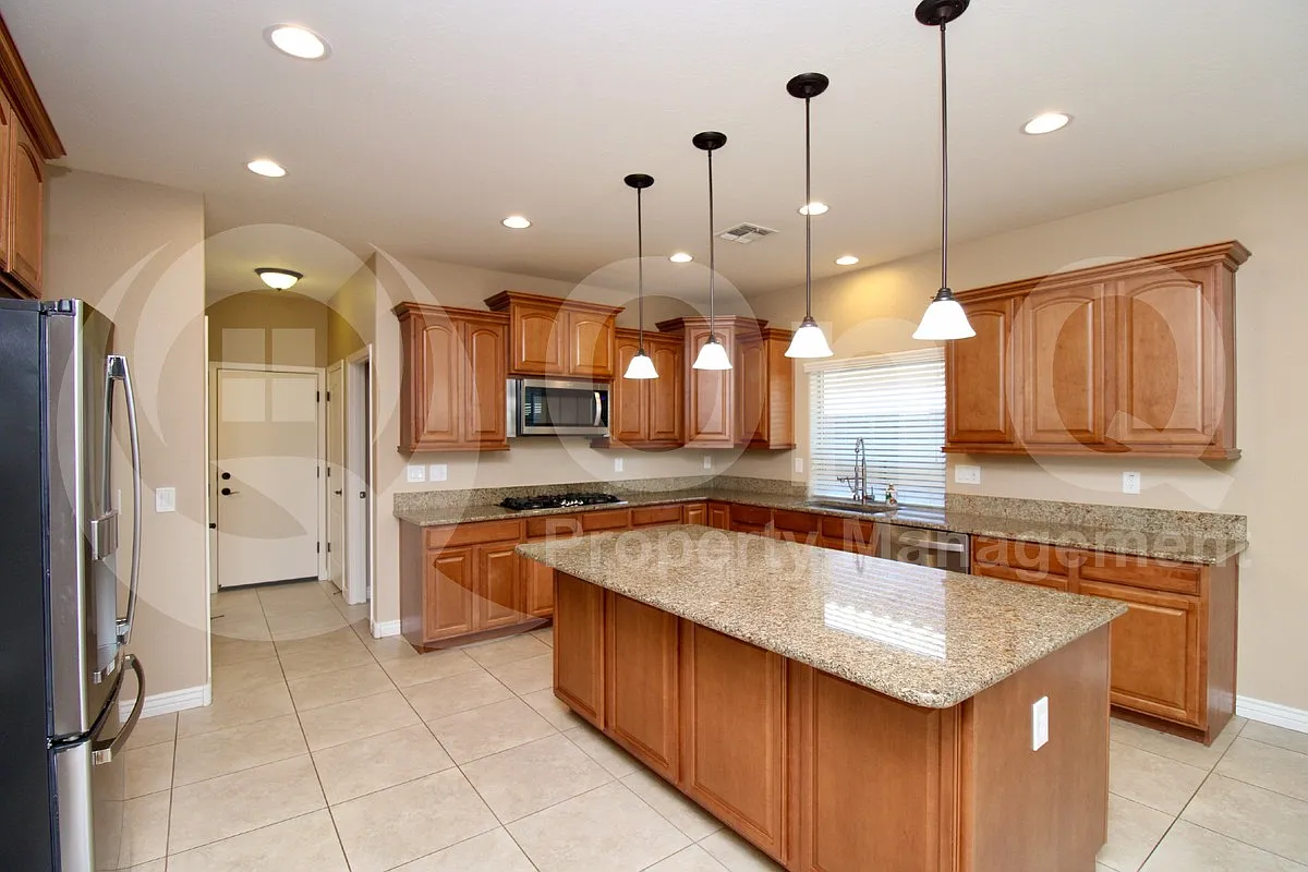 4 bed, 2.5 bath, 3508 sqft, $4,550 — Photo 3