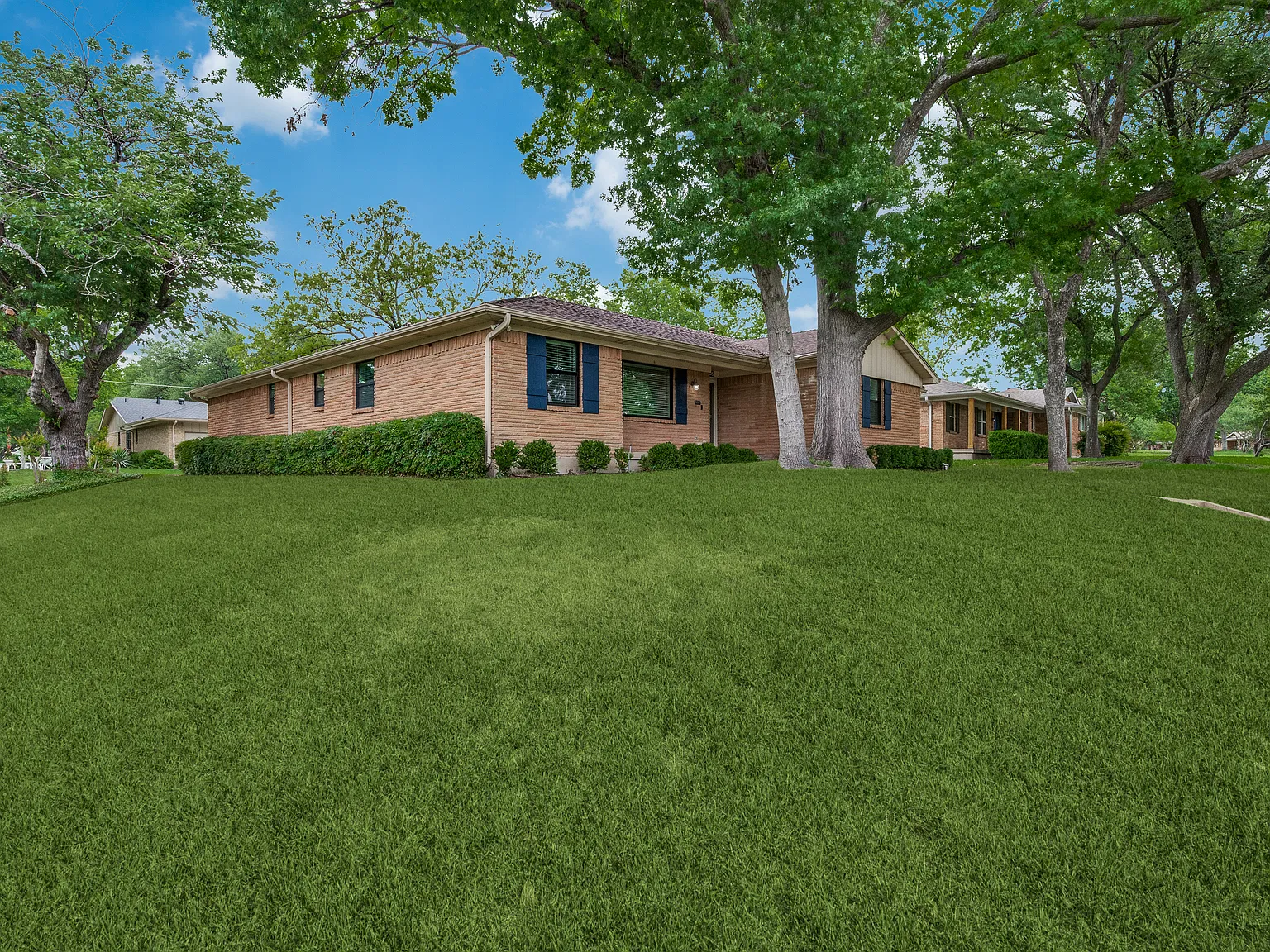 3 bed, 1979 sqft, $3,250 — Photo 2