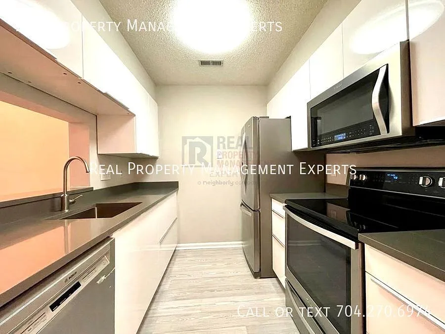 Building Photo - 5003 Sharon Rd #P