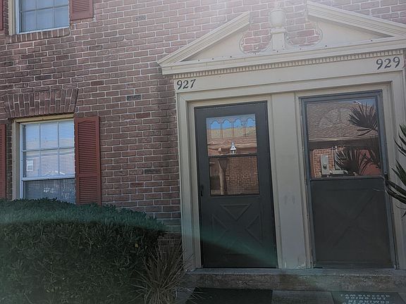 2nd image of 927 Jamestown Ave #105