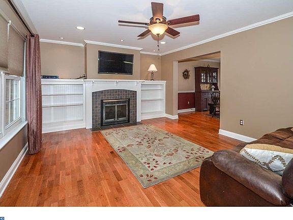 3rd image of 1353 Meadow Ln