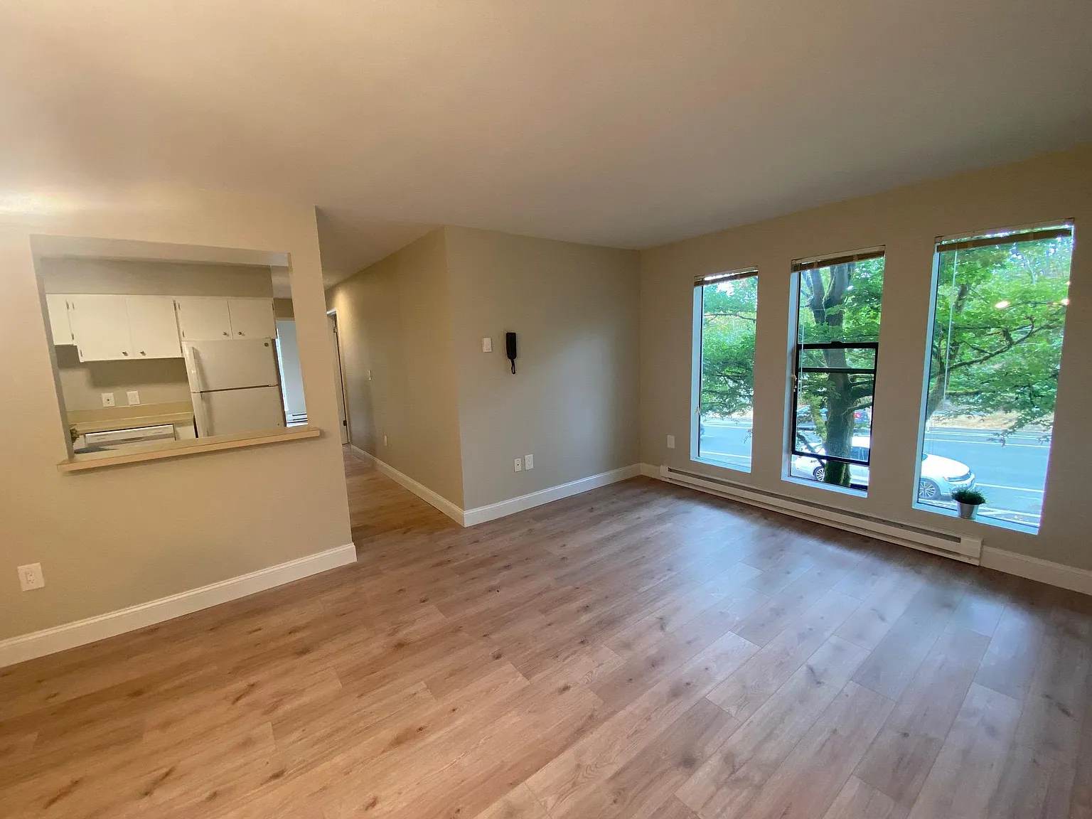 3 bed, 900 sqft, $3,100 — Photo 2