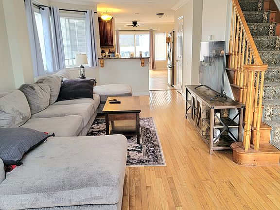 4th image of 606 Main St Floor 1