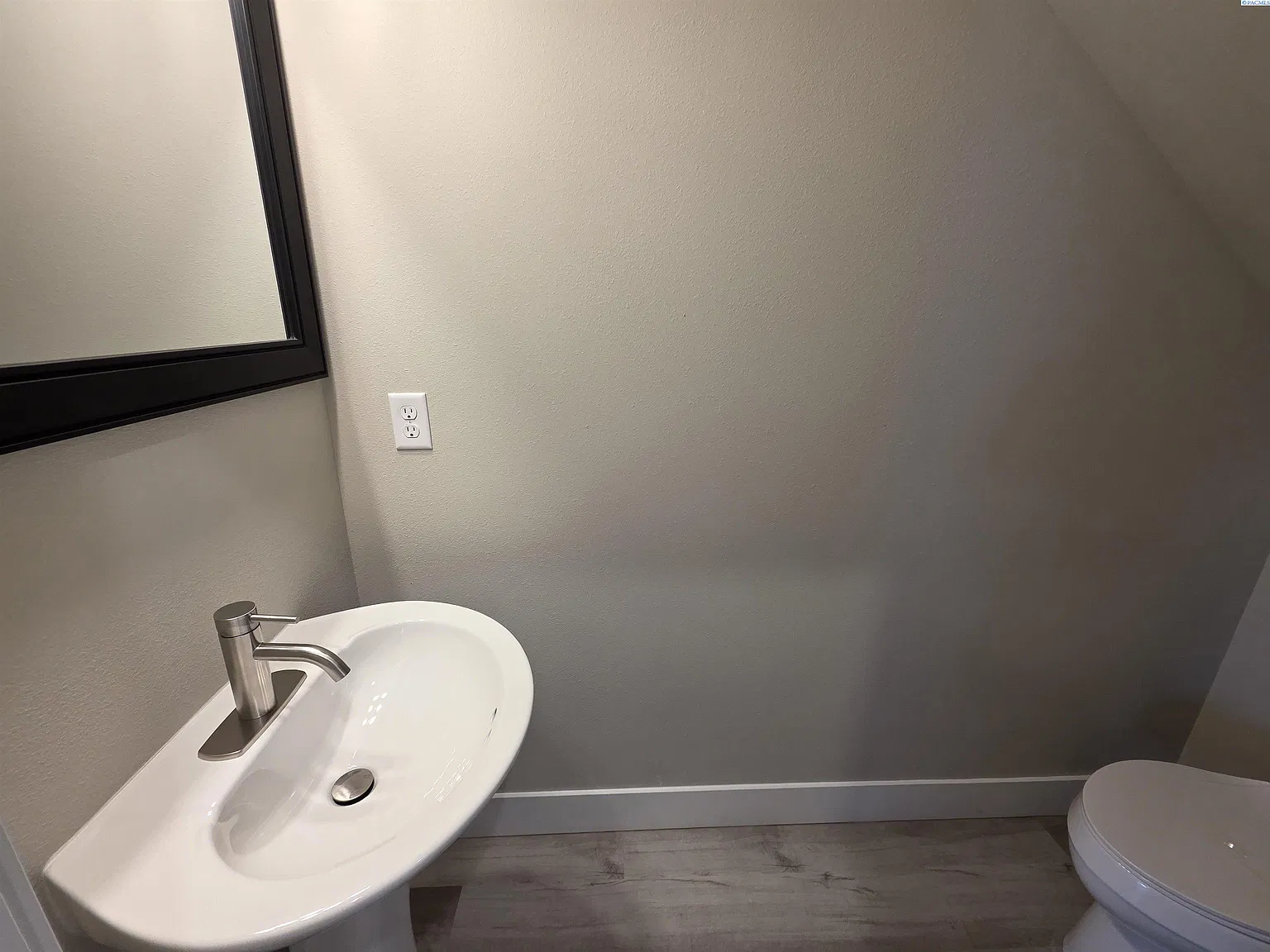 3 bed, 2.5 bath, 1370 sqft, $2,200 — Photo 3