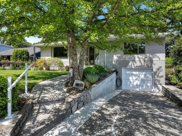 1318 Moorgreen Pl, Saanich, BC V8P 2R9