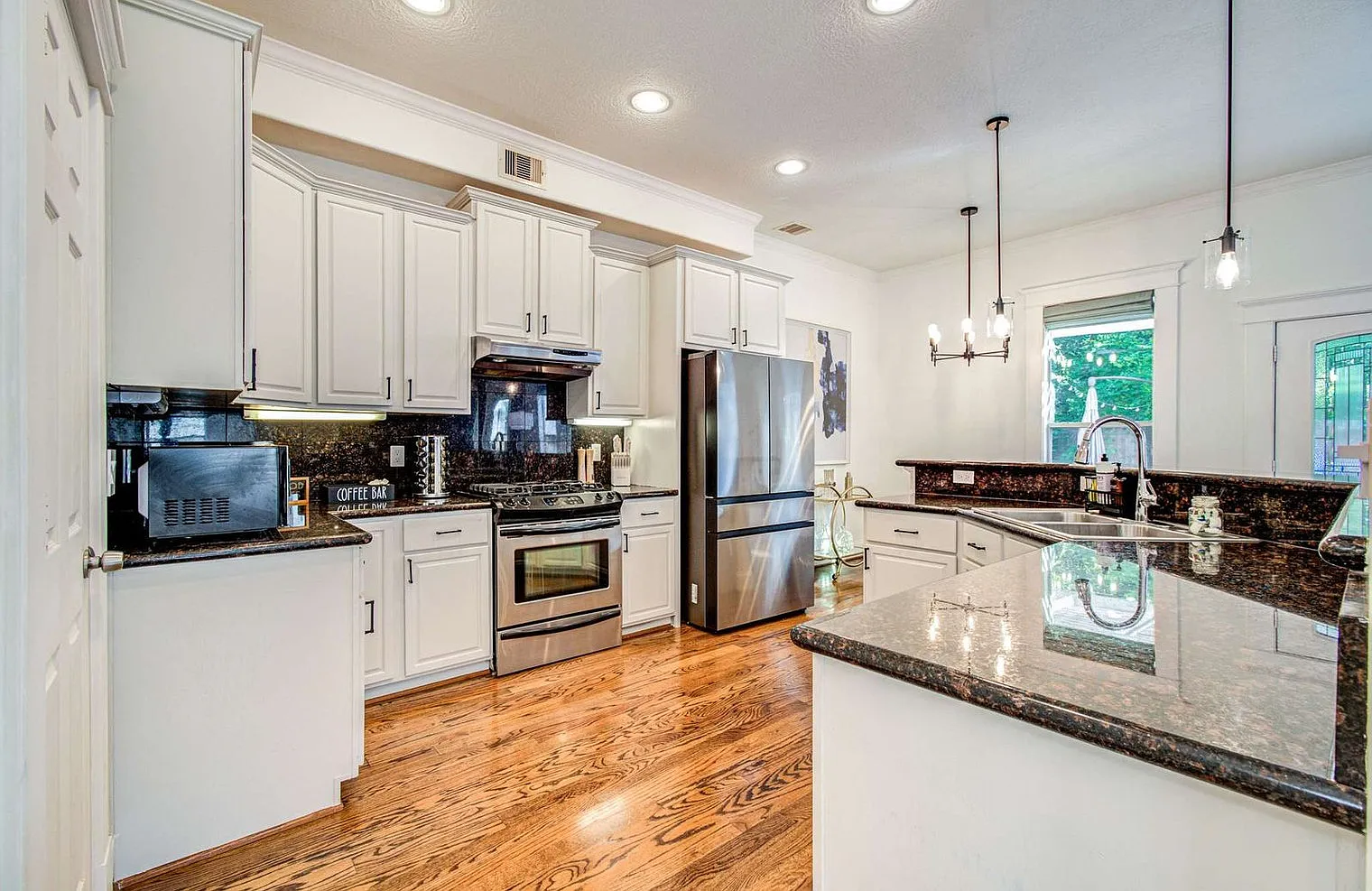 3 bed, 2.0 bath, 2389 sqft, $4,743 — Photo 4