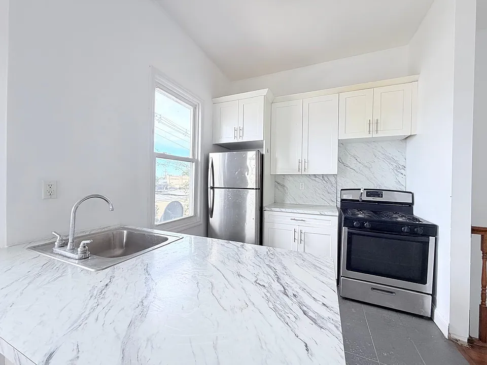 48 Gates Ave #2E