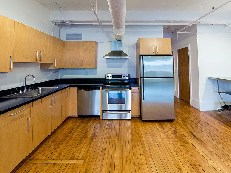 1525 Broadway — Photo 9