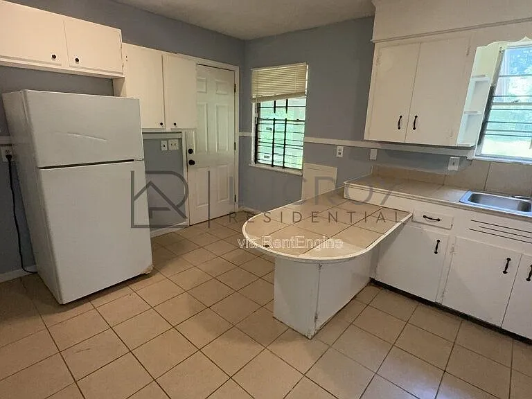 1339 Maria Dr — Photo 5