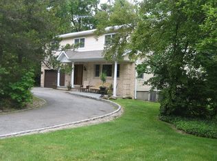 42 Woodland Rd, Roslyn, NY 11576