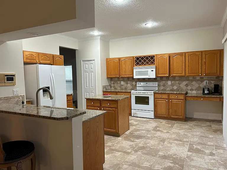 209 Strathmore Cir — Photo 41