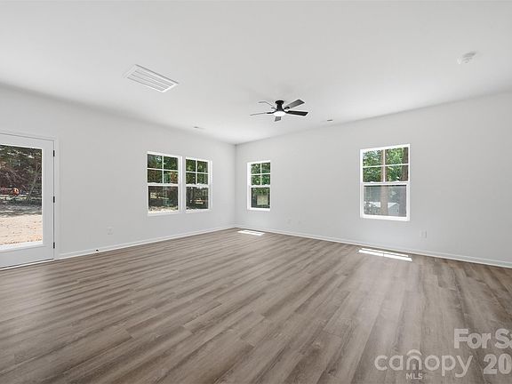 5th image of 215 Edgewood Cir
