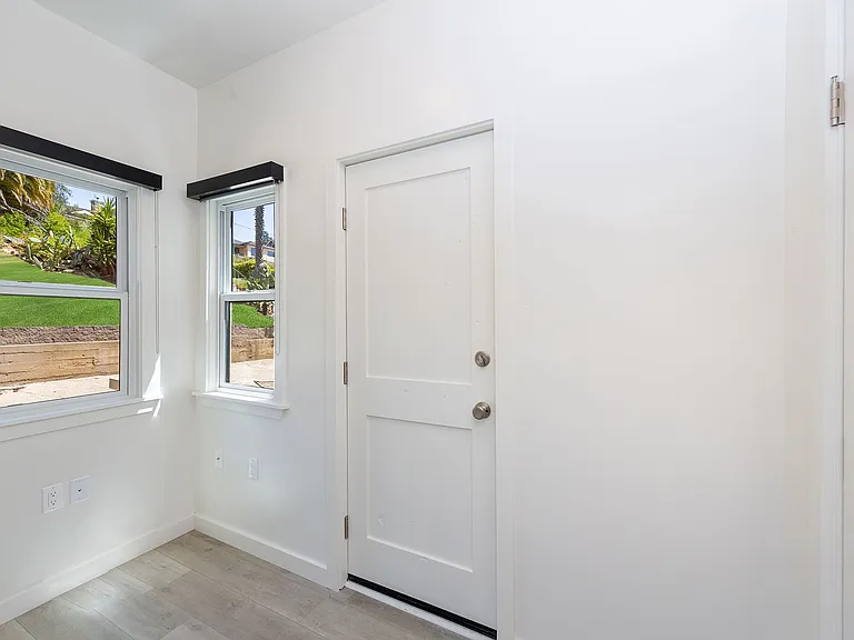 1313 Buena Vista St — Photo 7