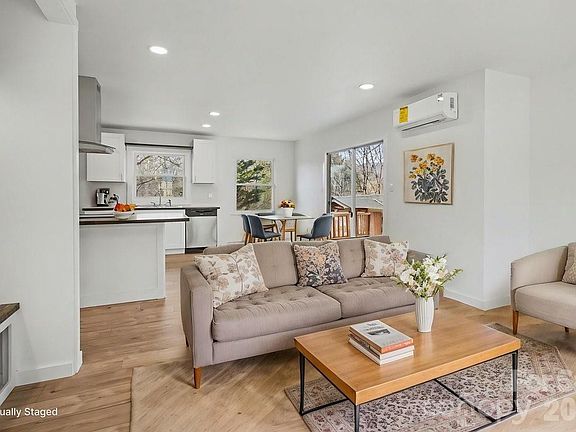 5th image of 40 Evelake Dr