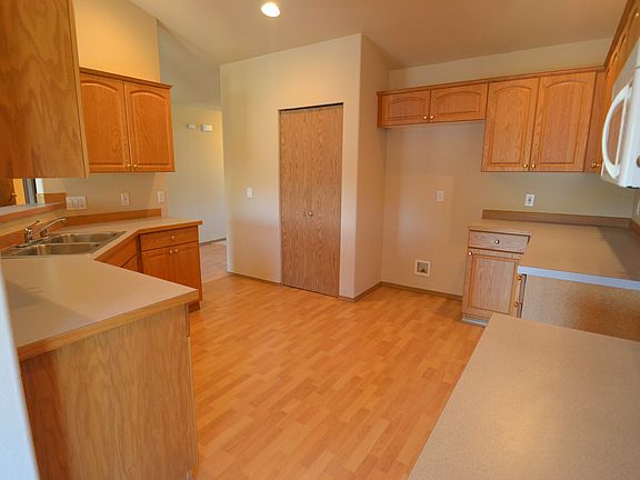 3rd image of 11006 182nd Avenue Pl E