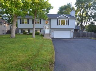 5096 Maplehill Dr, Mccullom Lake, IL 60050