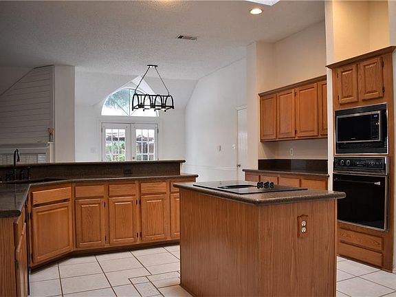 4th image of 814 Willow Brook Dr