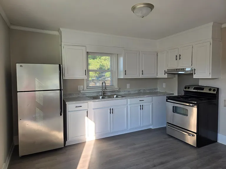 800 Crawford St S — Photo 3