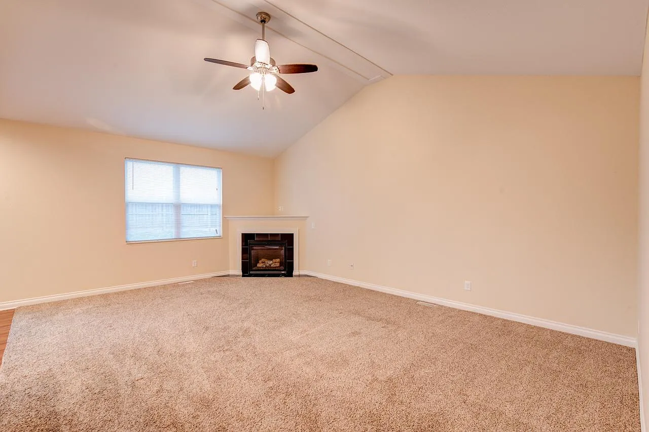 3 bed, 1584 sqft, $2,400 — Photo 2