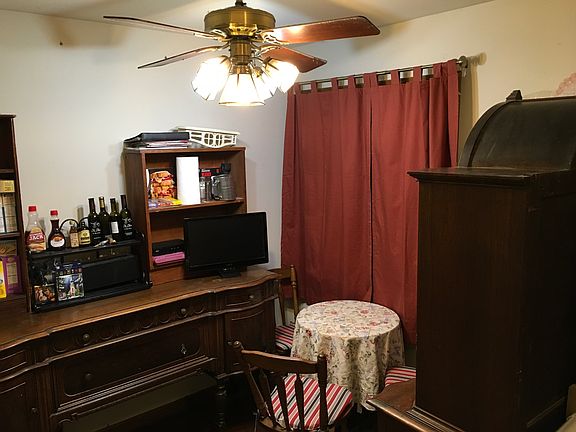 entry room as breakfast nook