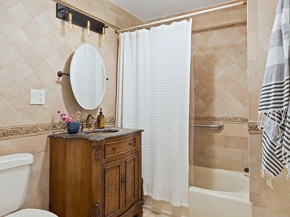 3rd image of 202 W 9th St APT 1A