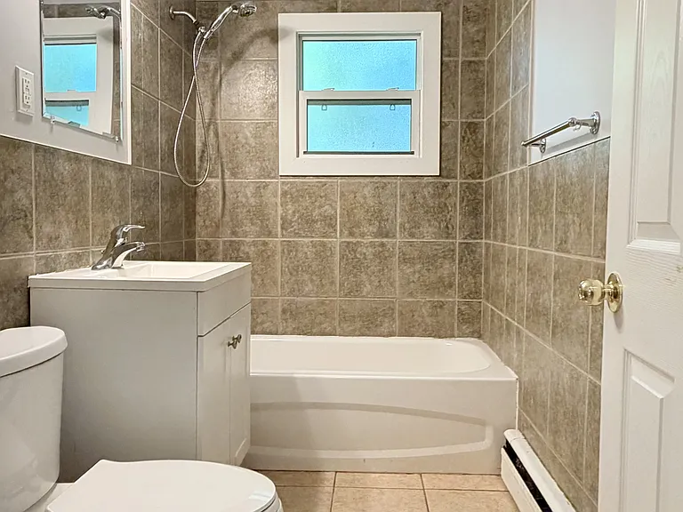 537 Confederation St #1 — Photo 11