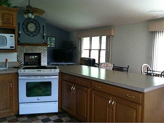 5th image of 203 Lilac Ln