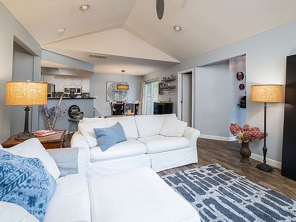 4th image of 264 Deer Cross Ln
