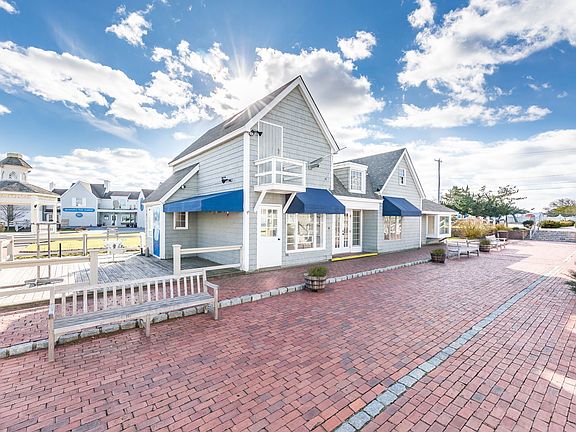 2nd image of 484 Lake Dr