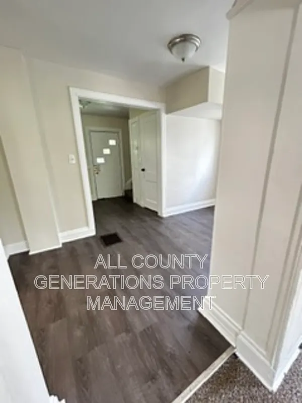 3 bed, 1.0 bath, 1152 sqft, $1,250 — Photo 2