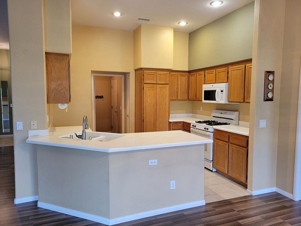 1st image of 810 Perla Ct
