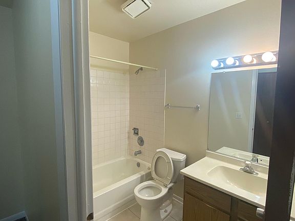 4th image of 492 N Lake Shore Dr #492