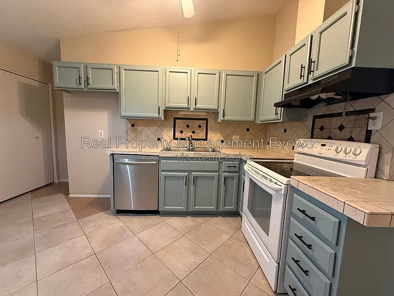 513 E Wickieup Ln — Photo 6