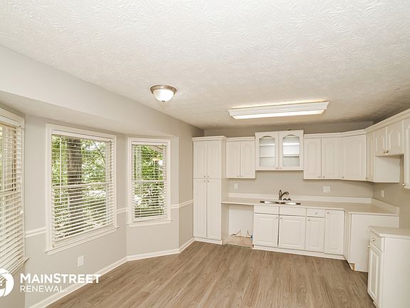 5th image of 2620 King George Ct NE