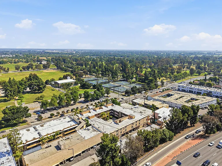 Encino Country Club Apartments — Photo 71